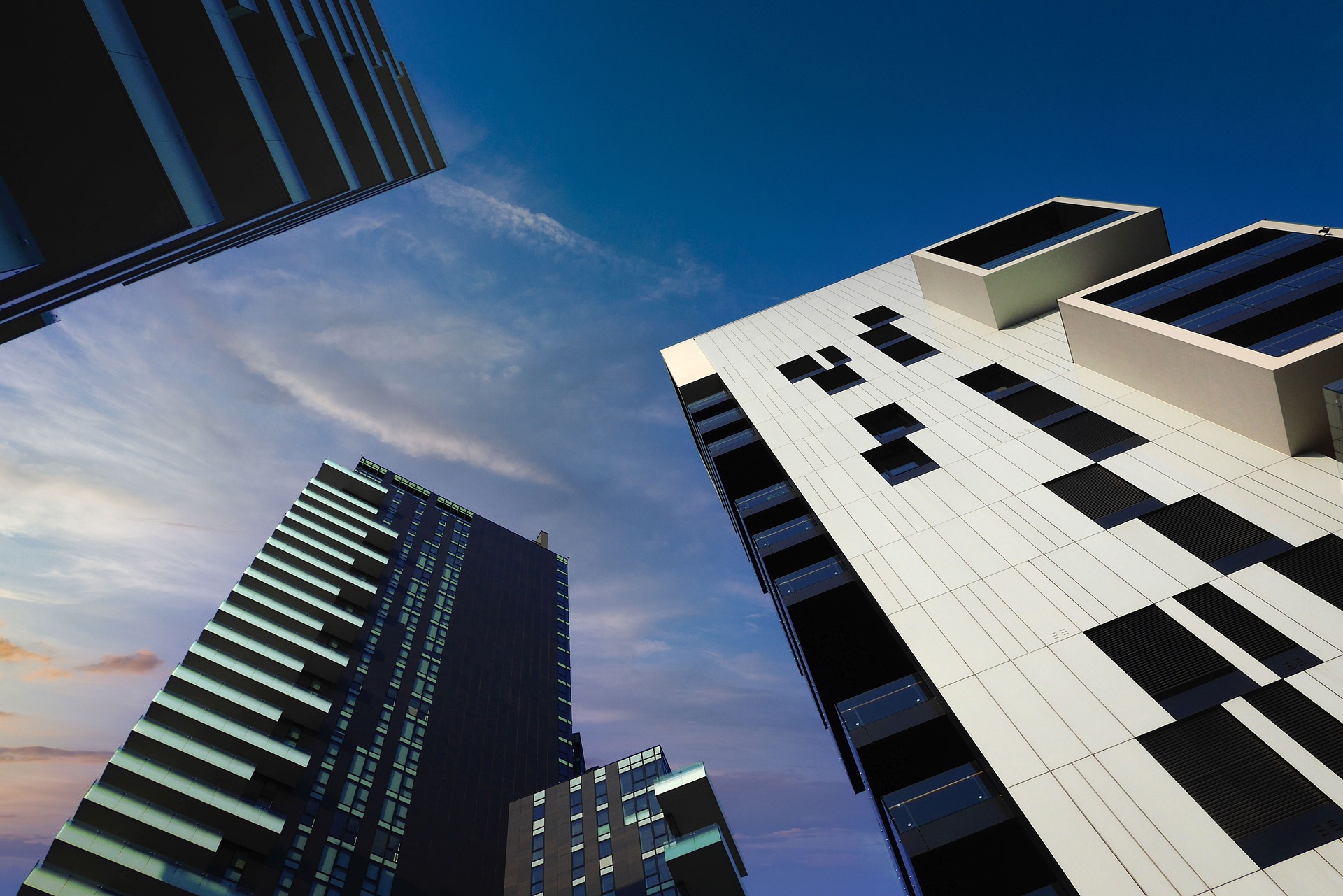 Architettura contemporanea: torri residenziali verso il cielo